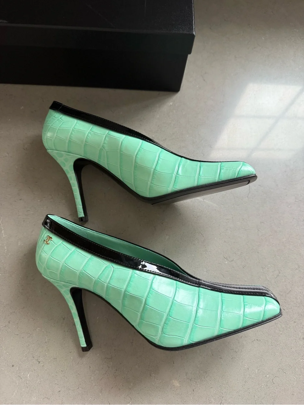 CHANEL bnwt 26s